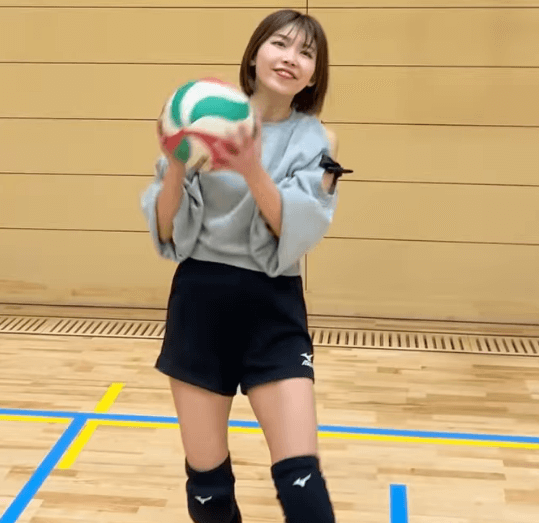 「斬新でニヤニヤした」美女タレント、ロングコート→バレーボール女子姿に”シュワッチ・変身風”で魅せる！反響続出「バレーボール姿にメロメロ」