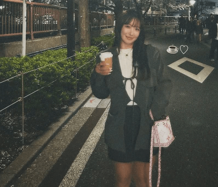 「可愛い・可愛い・可愛い」美女ゴルファー、夜桜道を行く”振り向きざま・スマイルムービー”に可愛いコメント大渋滞「かわいいーー」