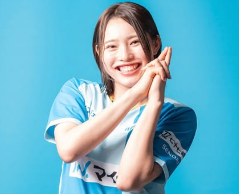 「ドキドキ…」美女サッカー選手、水色ユニ姿で”撃ち方よーし・ハートスナイプショット”を披露！ファンハート貫通「一生応援行きます」