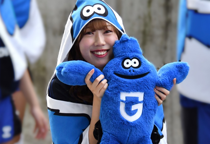 「カワイイ、とても素敵です」サッカー美女チア、癒しのマスコットと撮った”キュート・ショット”を公開！ガンバファン魅了