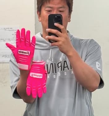 「ピンクも似合ってる！」千葉ロッテ・角中勝也、母の日仕様のバッティンググローブとベルトを大公開！