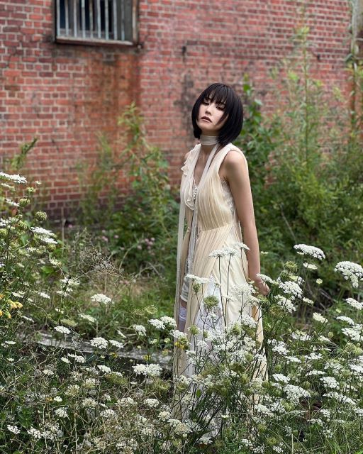 元櫻坂・土生瑞穂「廃墟×ドレス」アーティスティックショットが話題！