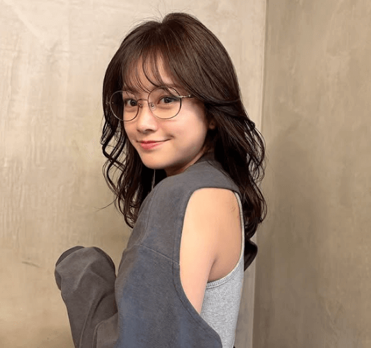 TBSの美女キャスター、レアなメガネ姿で”モデル風の美背中ショット”を公開！投げかける微笑みにファンドキドキモード！？