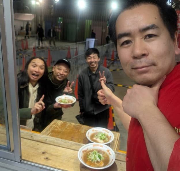 「気合注入してもらいました！」トムブラウンみちお、M1決勝前に鬼そばラーメン食す！