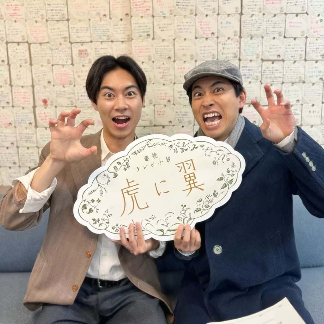 人気俳優が知る人ぞ知るあのポーズでツーショット