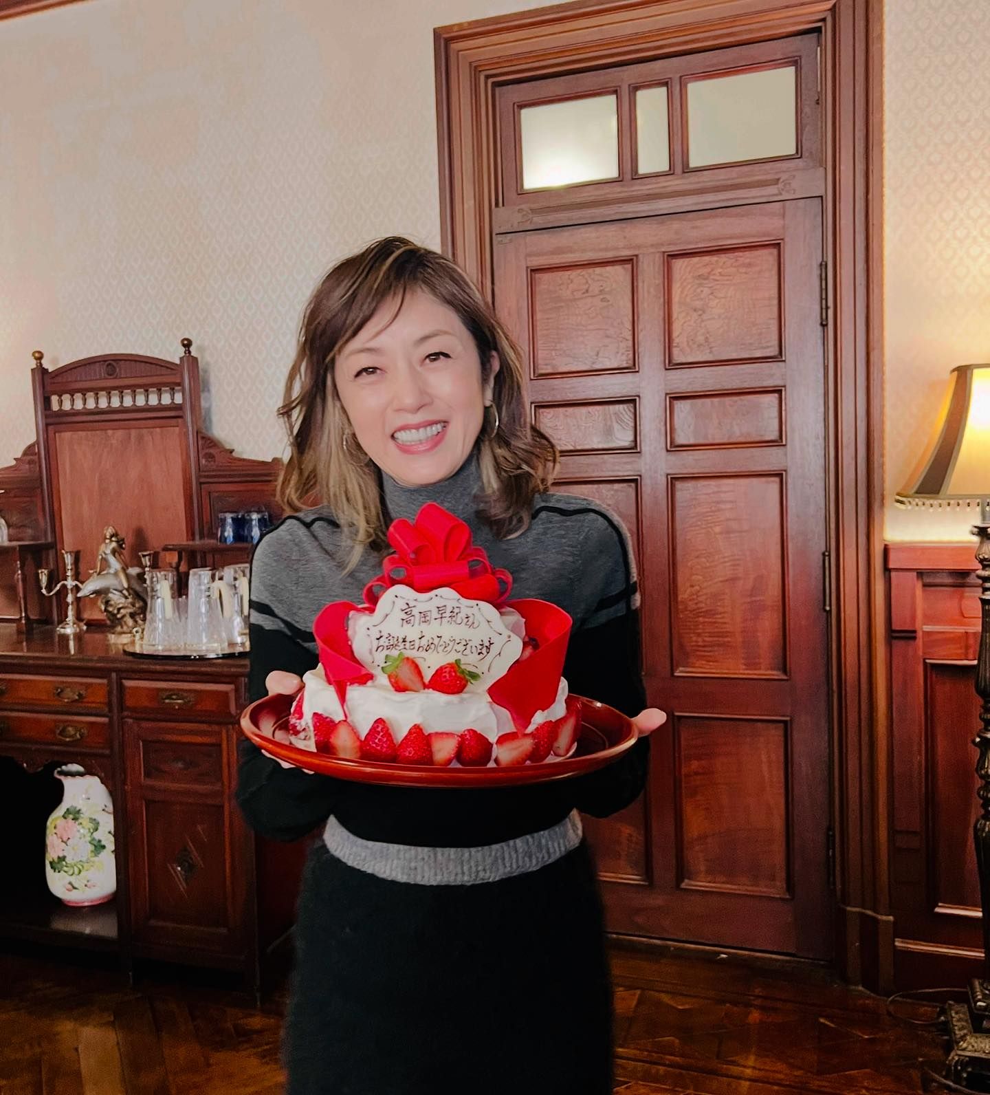 歳をとらない美魔女⁉︎52歳を迎えても衰えない美貌にファン惚れ惚れ「ずっと美しい」