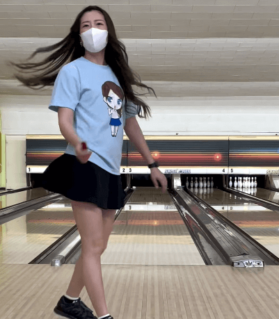「めっちゃ素敵です」筋トレ美女ボウラー、クールビューティーなストライクムービーを披露！「なんでそんなに曲がるんですかぁ〜？」