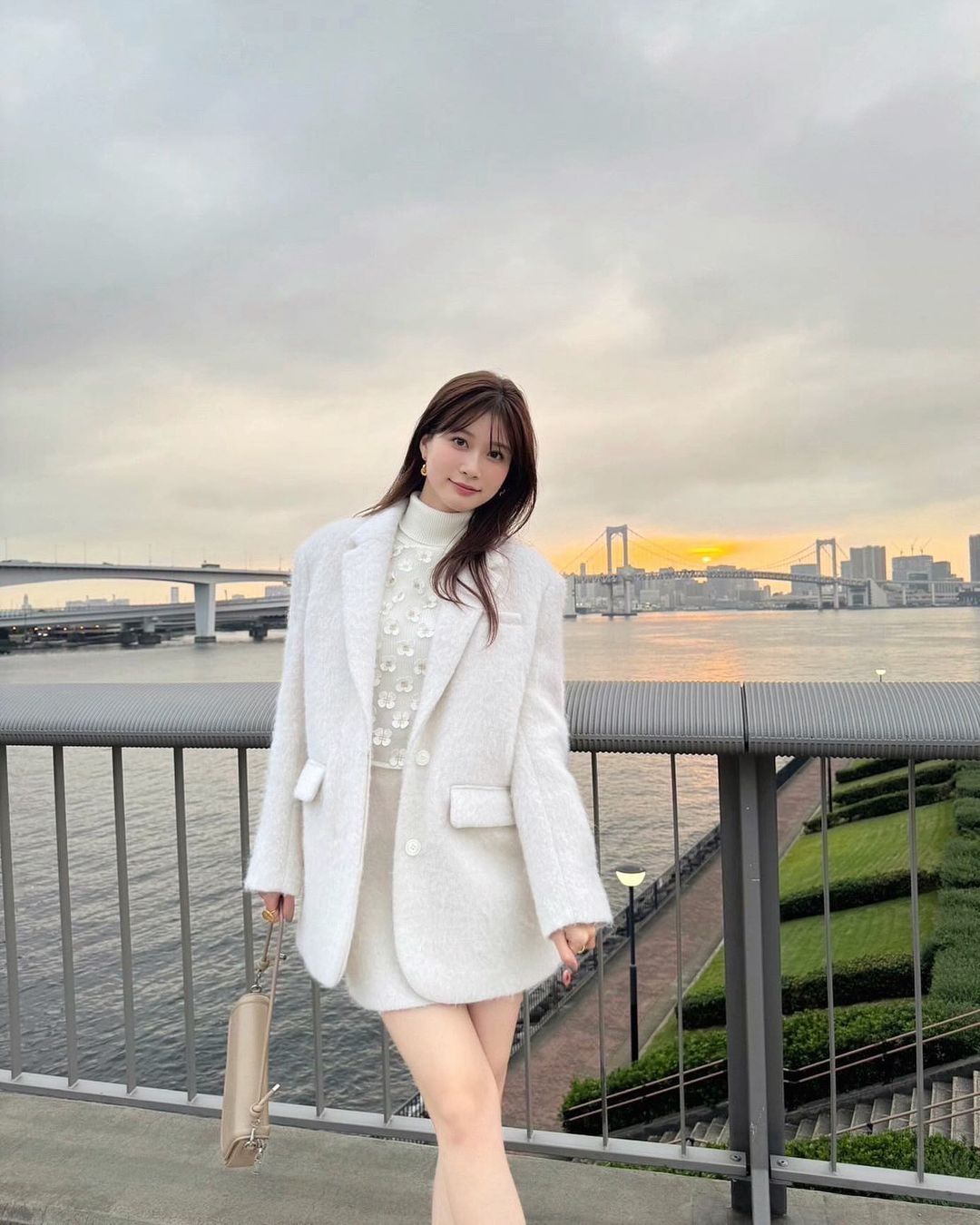 「撮影で夕日をみれました...」めるる 白色ワンピース姿を公開！