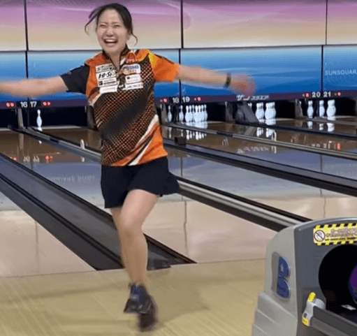 美女プロボウラー・霜出佳奈、ストライクの聖女の舞＆無念のムービー公開！天国と地獄のギャップに反響続々「喜び方と崩れ方のお手本」