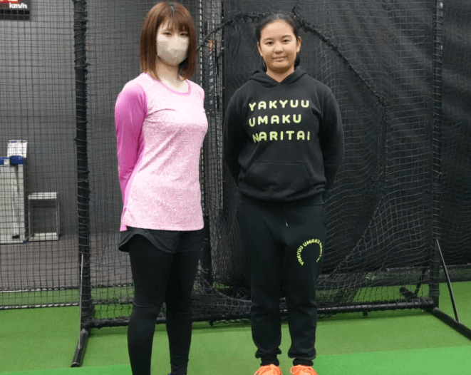 「凄い！！」キュートな野球女子、史上初の栄光を誇る”将来有望の若き女子ピッチャー”と激レア2ショットを披露！反響続々