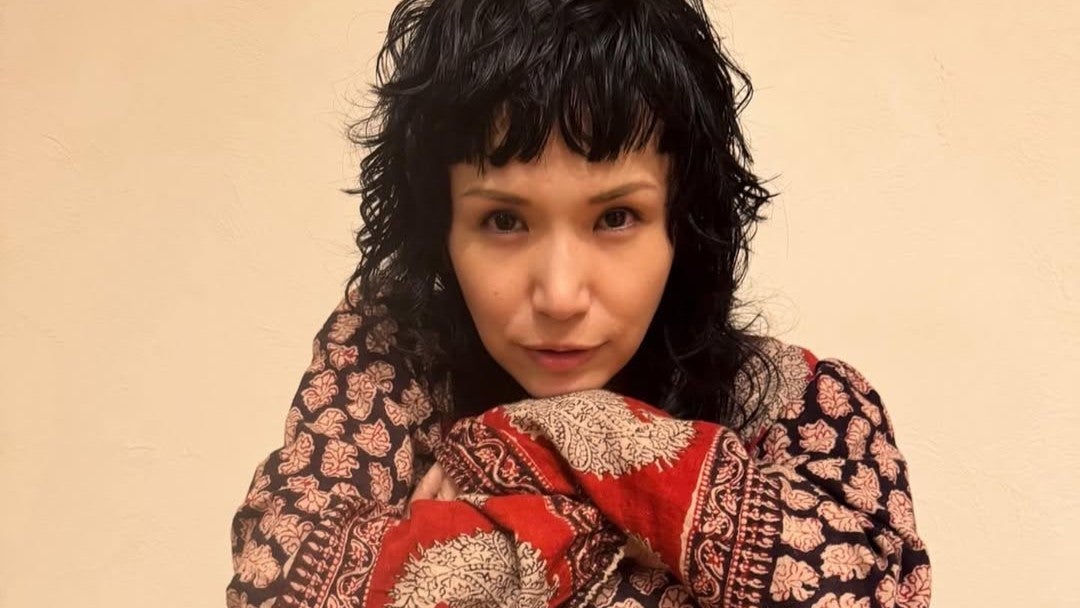 “素顔の歌姫”が見せたリラックス感…仕事終わりの一枚に癒される声