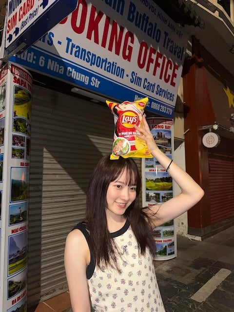 元モー娘。・森戸知沙希、ベトナムのフォー味ポテトチップスを紹介