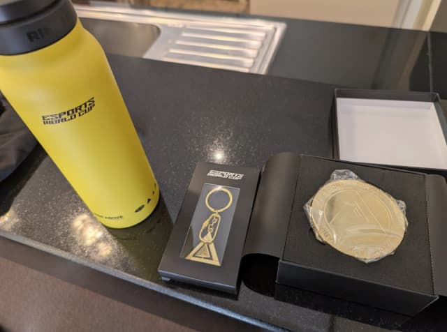 「パーカー！水筒！キーホルダー！メダル！」プロゲーマー・ぷげらがEWCの粗品を紹介