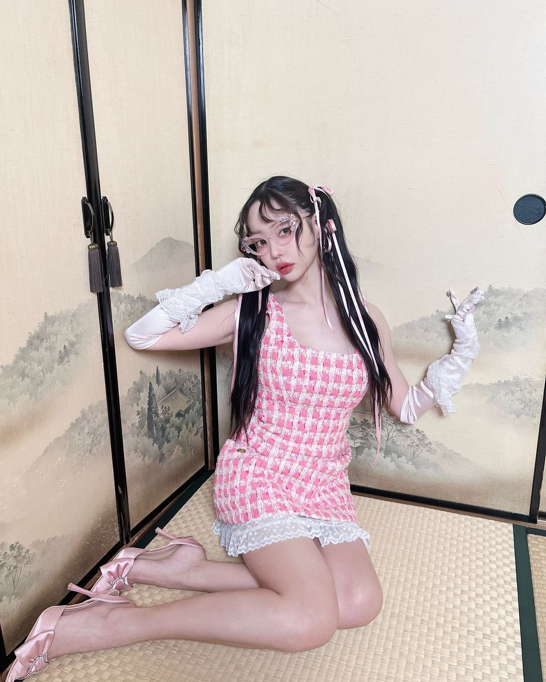 人気俳優夫婦の美人娘がミニスカ姿を披露 「ビジュが最高」の声続々