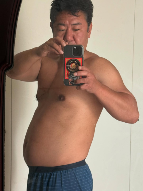 約11か月ぶりのインスタ投稿が話題⁉錦鯉・渡辺、半裸ショット公開「体重84.85kg 体脂肪率27.5 BMI30.1」