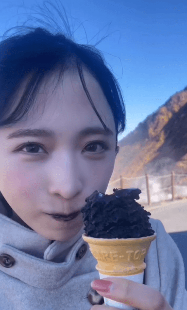 小栗有以のクチビルが真っ黒に⁉