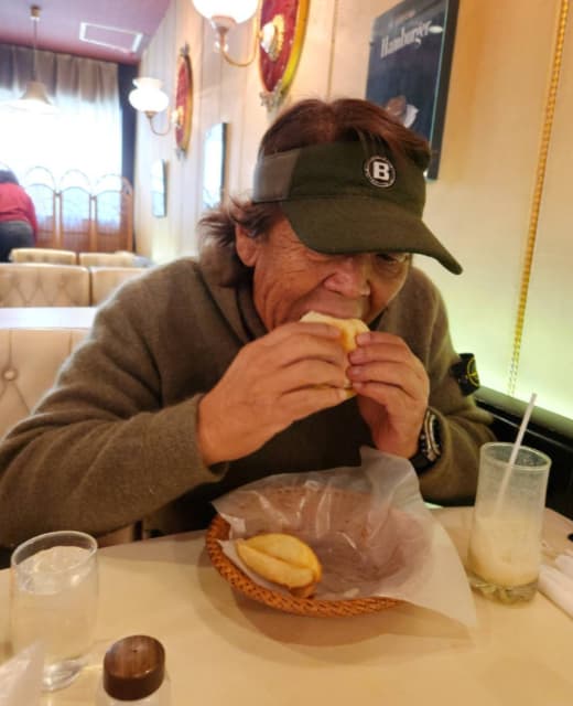 長州力、早朝からハンバーガーに食いつき「なに～」と美味しさを表現？