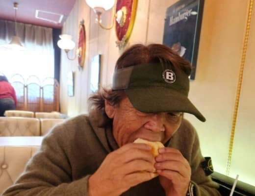 長州力、早朝からハンバーガーに食いつき「なに～」と美味しさを表現？