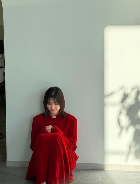 元櫻坂46・渡邉理佐、赤い服を着たオフショットにファンからいいね殺到！