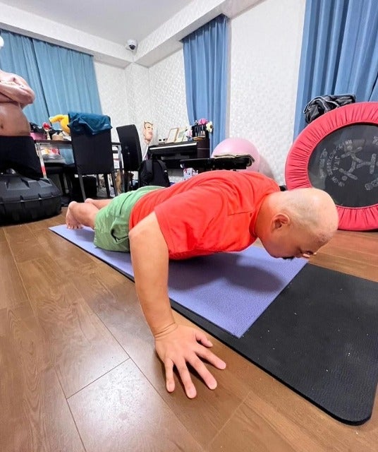 安田大サーカスのクロちゃんが夜のトレーニングをがんばる！