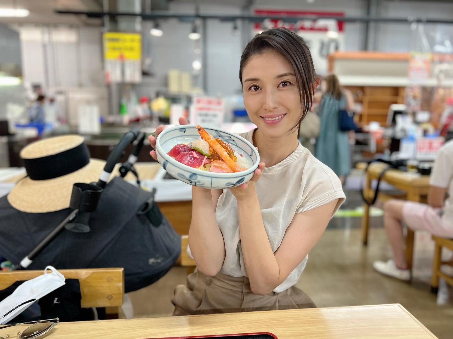 橋本マナミさんが家族3人で弾丸旅行に「海鮮丼おいしかったゎー💕」