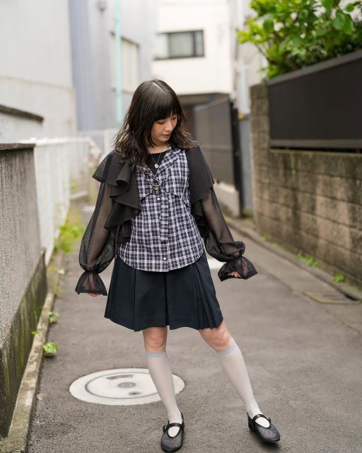 有安杏果、路地裏ランウェイ。チェック×黒の個性派コーデで笑顔も全開