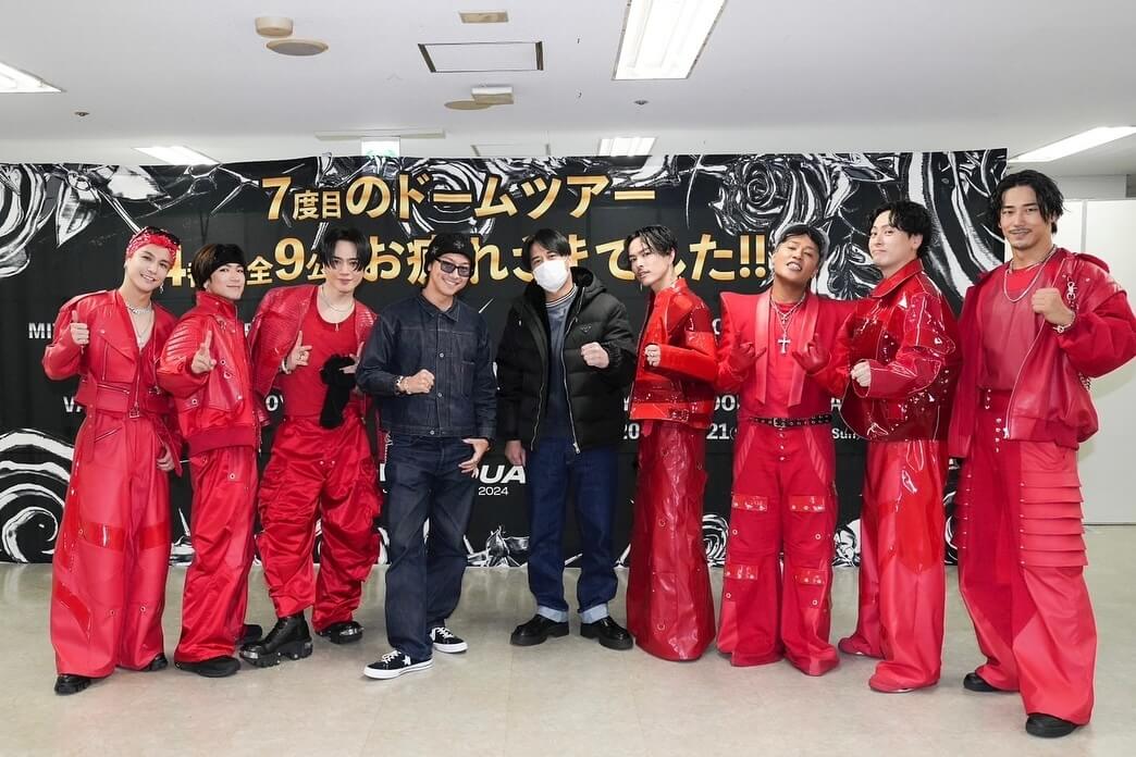 EXILE・TAKAHIRO、まるでちょい悪サンタ！？三代目JSBに囲まれた写真をアップ