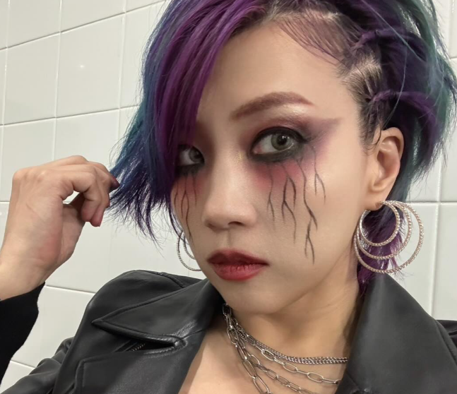 「女帝・ASUKA」奇抜メイクで魅せた最新オフショットに世界中のファン歓喜！