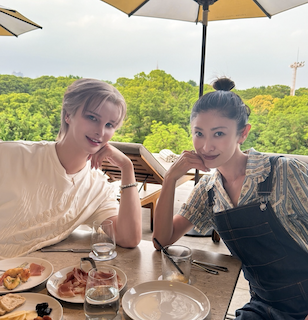 有名タレント 美人モデルとの仲良し2ショットが話題に 「天性の美人はずっと見てられる」