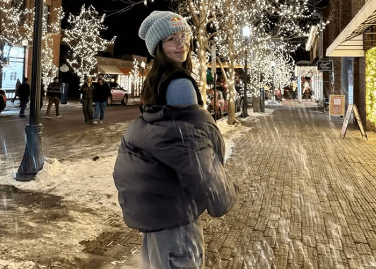 「あなたは偉大だ！」美女プロスノーボーダー、雪振るコロラド州の”イルミバック・ショット”が美しすぎと話題に