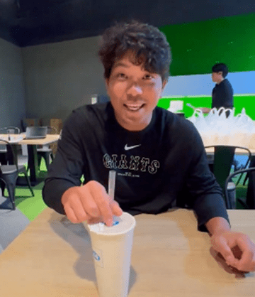 巨人・山瀬慎之助「ベビタッピ！」無邪気な大城卓三の姿を公開