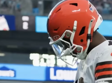 NFL ドラフト1位指名QB、デビュー戦で堂々のパフォーマンス