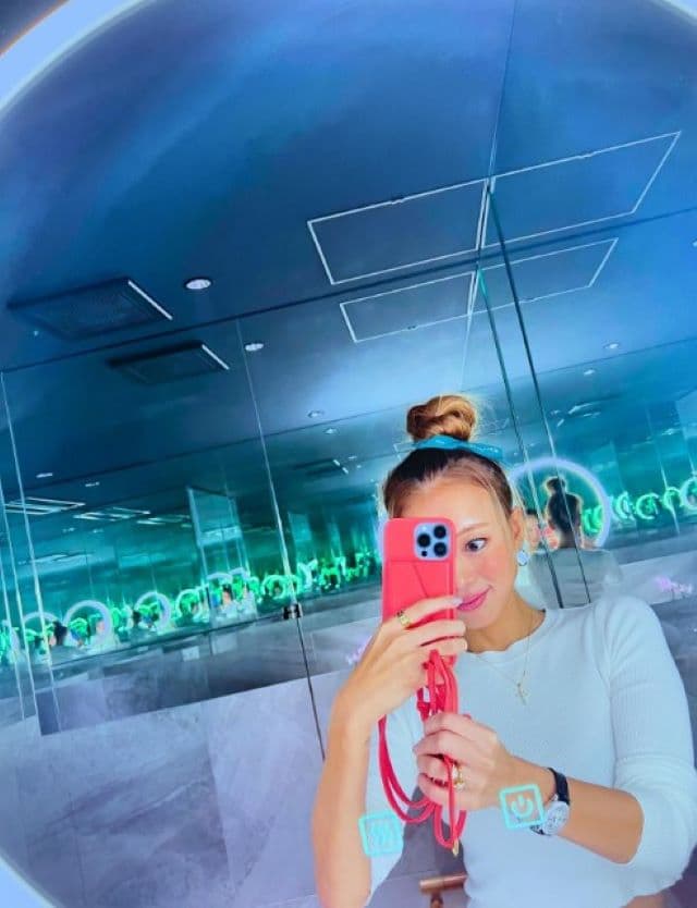 あびる優が意外な映えスポットでパシャリ　実は〇〇〇屋さん