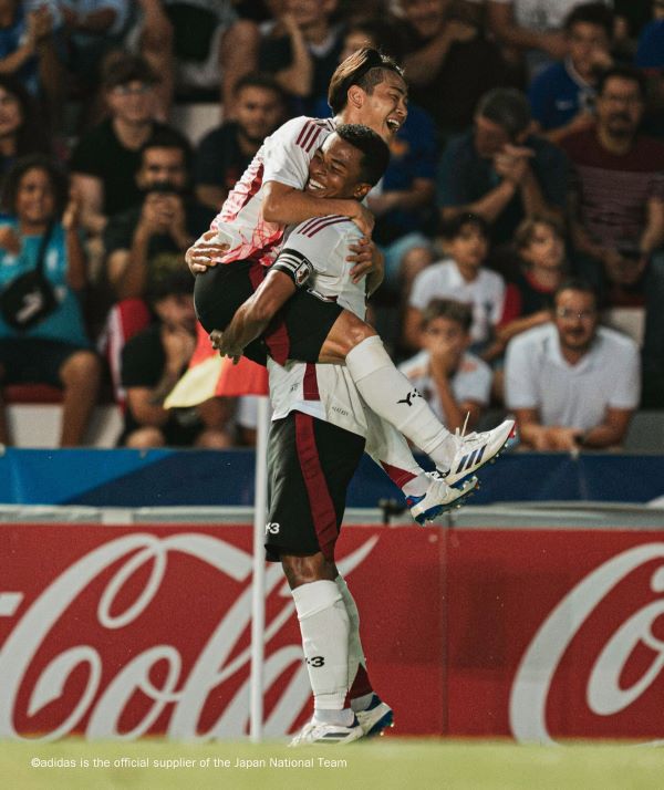 五輪代表の10番が盟友との貴重ショット公開！「2人とも可愛すぎる」