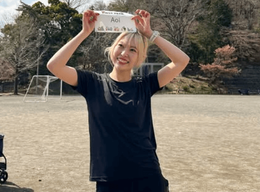 「可愛い！」金髪のマラソン美女子、ビギナーと一緒にトレイルランで奮闘！情熱ランムービにファン注目の眼差し