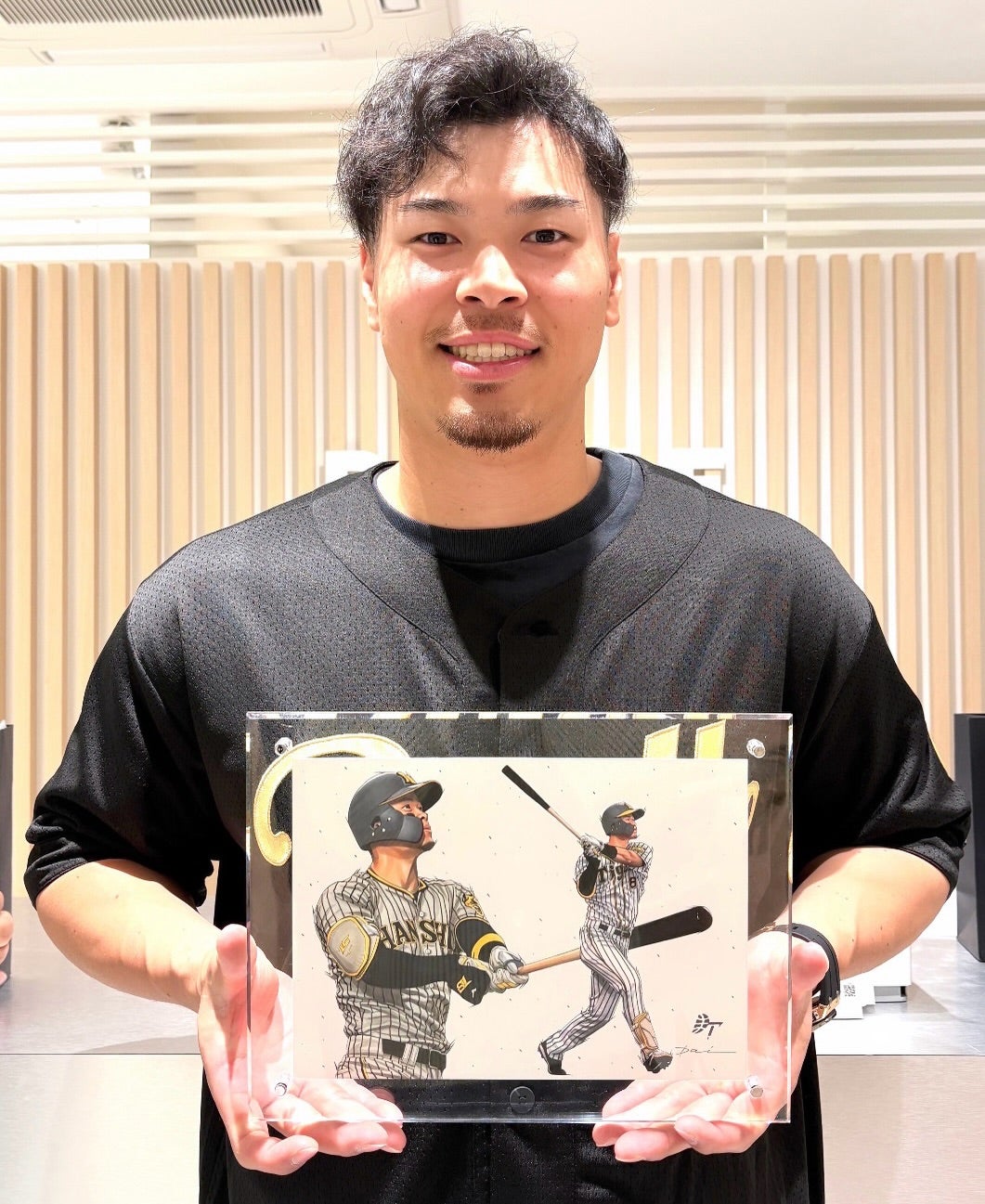 【祝福】佐藤輝明、MVPの表彰イラストを受け取る「2025年も頑張ります」