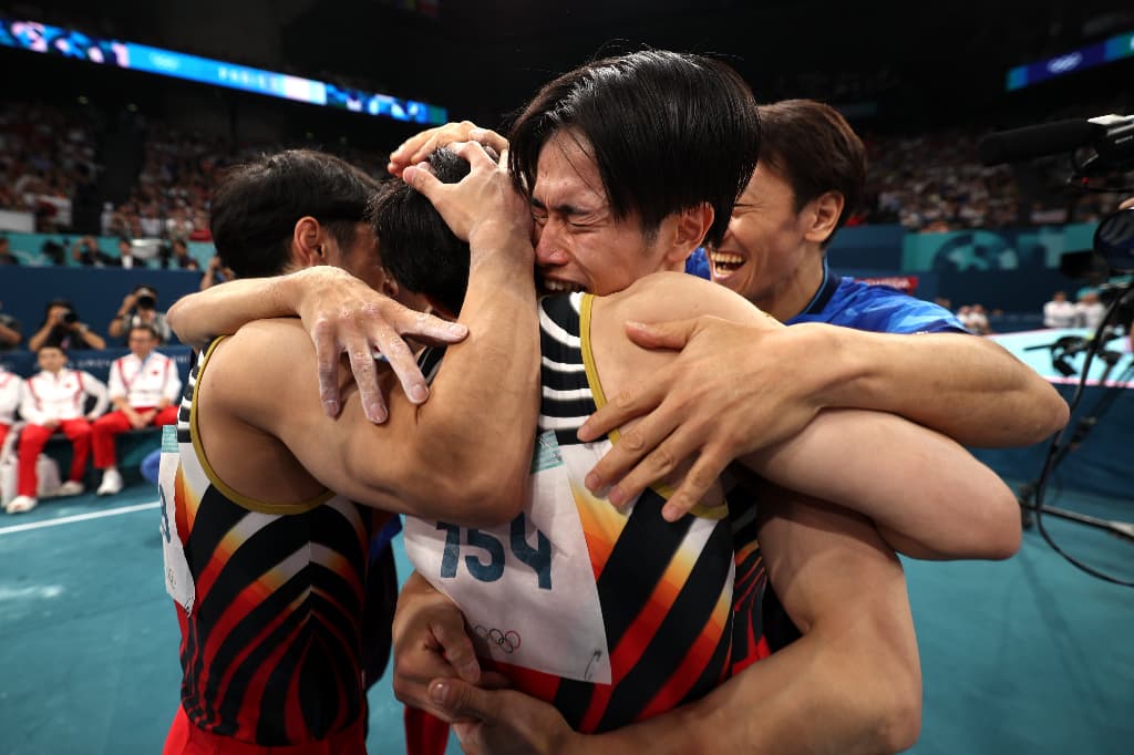 体操男子団体が大逆転勝利！2大会ぶり金メダルで抱き合い勝利を分かち合う