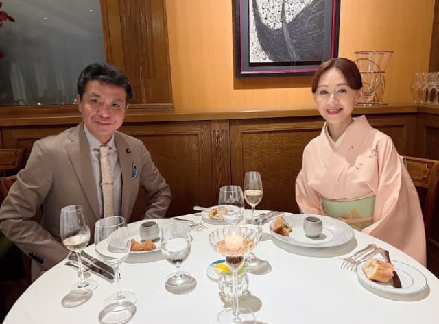 中山秀征、結婚記念日に夫婦ショットを披露「我々もまだまだ頑張らないといけませんね笑」