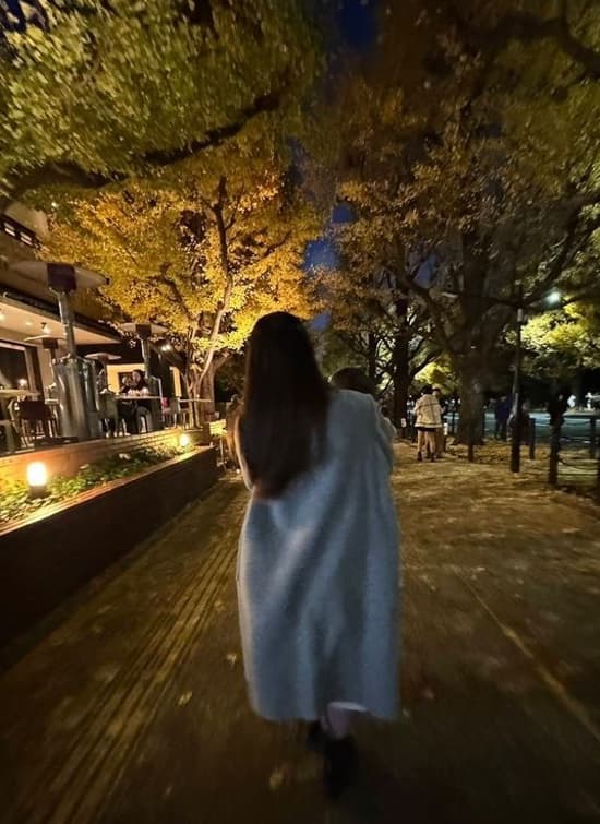 コートは着るけどボタンは留めない?土屋太鳳が短い秋の美しさを満喫した一日