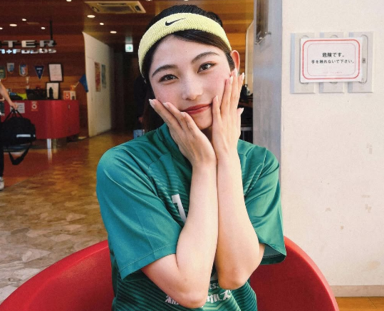 「可愛い〜」「癒やされるぅ」美女サッカー選手、”乙女パワーの開放・お見つめ美ショット”を店内で披露！ファンメロメロ状態