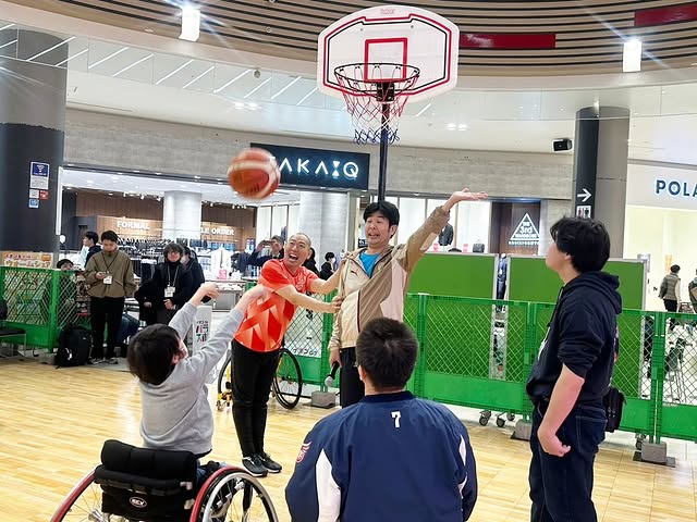 レギュラー松本康太、『イオンdeパラスポ』MCつとめる！お馴染み「西川くんの気絶」ショットも