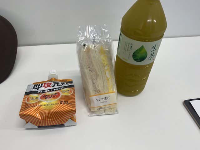 「これだけじゃ足りないでしょ？」クロちゃんの健康的な朝ごはんにファンからは疑惑の声が