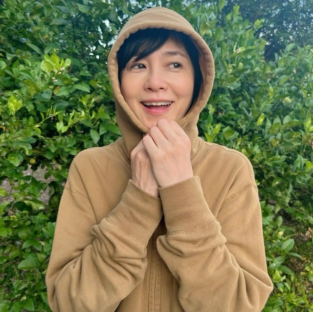 坂井真紀、夏至の待ち時間をジャージ姿で包み込みながら静かな笑顔で季節をまるごと受けとめる