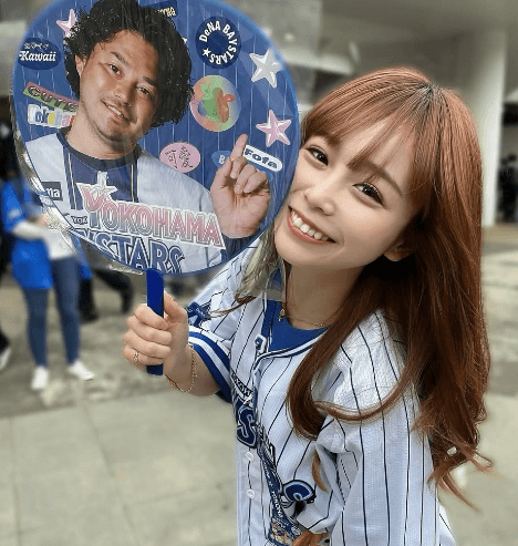 「勝利！」ミス湘南グランプリの野球美女子、横浜DeNAベイスターズの勝ち星に歓喜！美麗ユニフォームショットを披露
