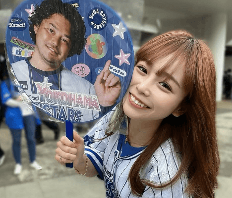 「勝利！」ミス湘南グランプリの野球美女子、横浜DeNAベイスターズの勝ち星に歓喜！美麗ユニフォームショットを披露