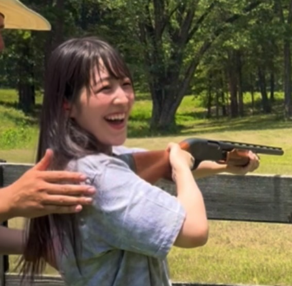 「まさかの実弾体験！」上原わかな、テキサスで“本物の銃”を撃ってみた結果に驚きの声！