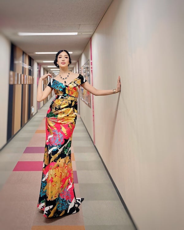 アンミカ 新年1発目のトークィーンズは打掛をドレスに仕立てた着物ドレスを着用！「いつもお美しい」