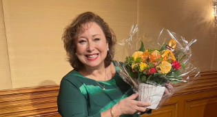 キャシー中島、バースデーイブを満喫！“アロハなケーキ”に感激