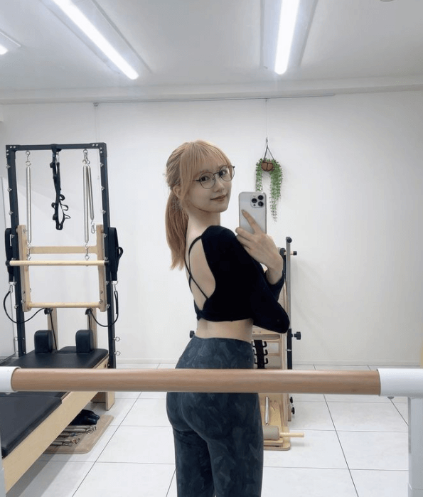 グラドル・横野すみれの「ピラティスデー」、美麗バックショットの自撮りが可愛いと大好評！