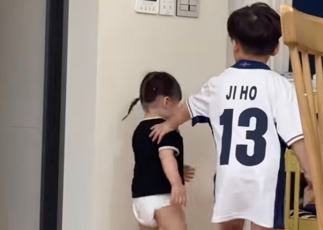 反省ポーズに追加指導！？ちびっこ兄妹の“しつけタイム”が愛しすぎる